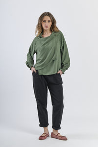 Maglia militare trendy conspalline ampie e design accattivante