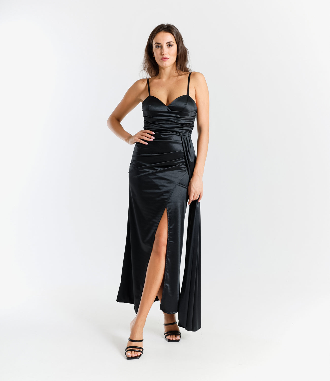 Abito da cerimonia nero in raso, perfetto per serate notturne e formali