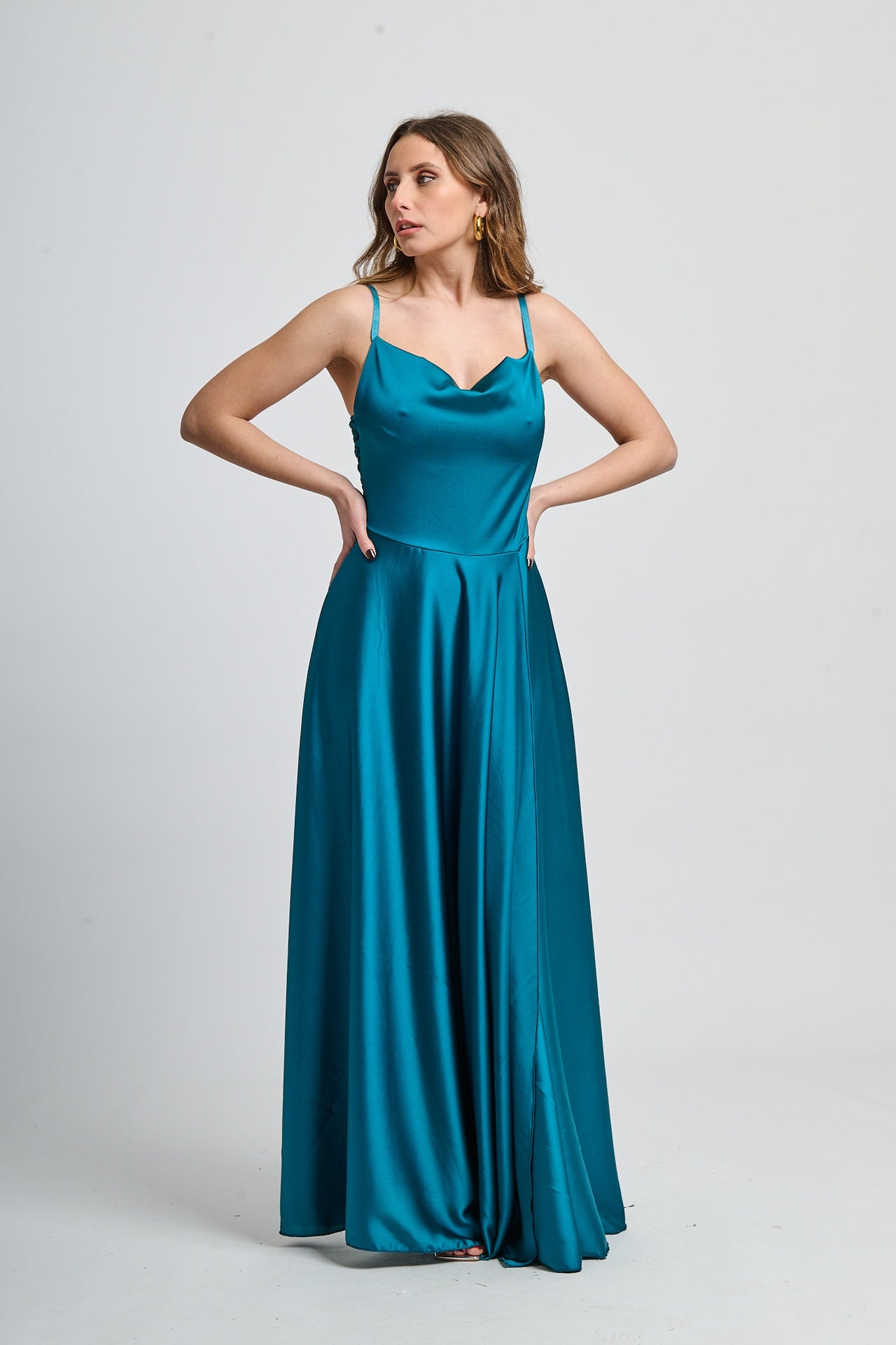 Abito da cerimonia ottanio con design spalline sottili e gonna glamour