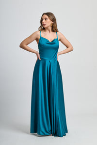 Abito da cerimonia ottanio con design spalline sottili e gonna glamour