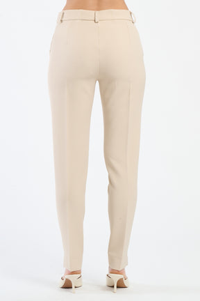 Pantaloni beige slim fit, eleganti e facili da abbinare.