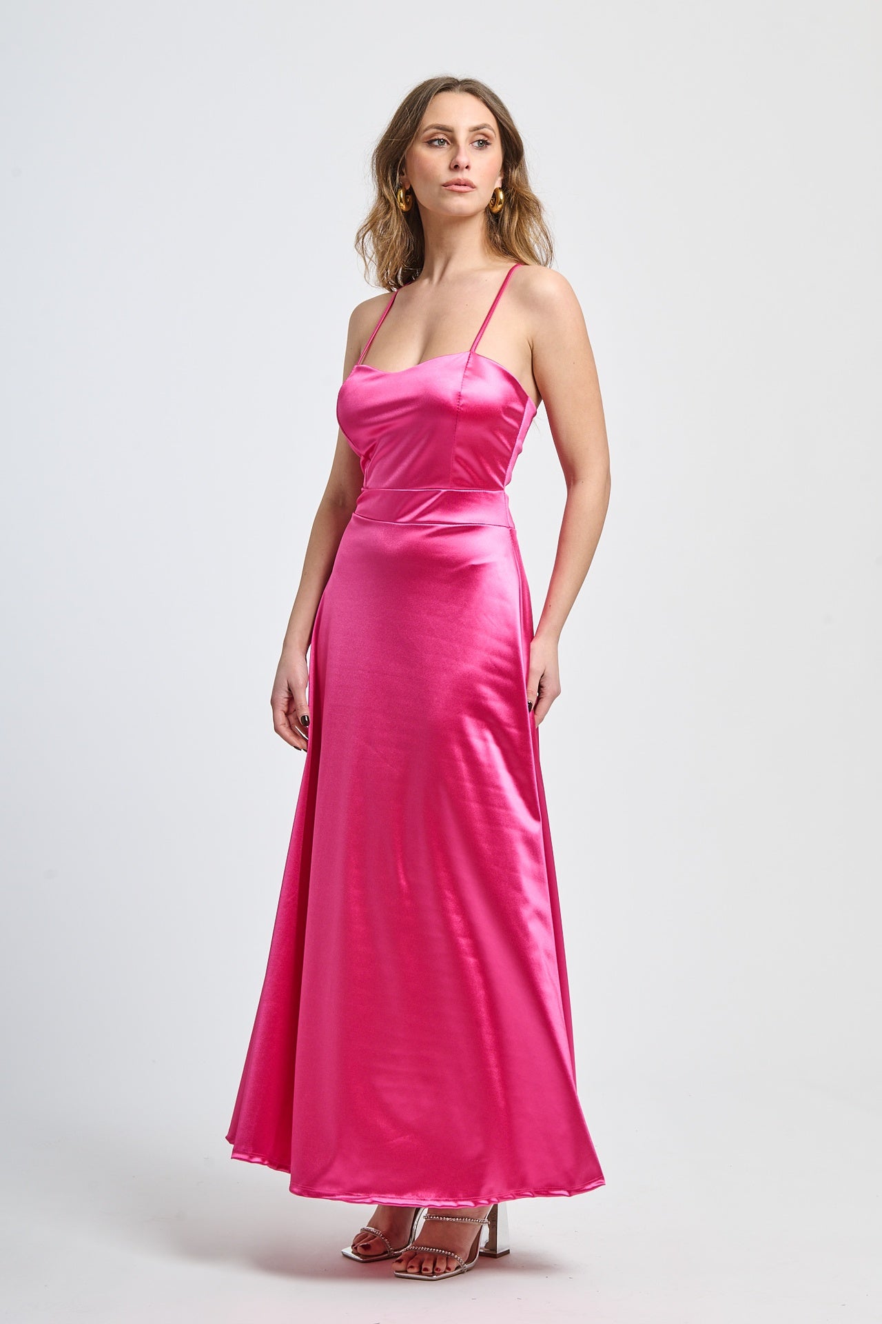 Abito lungo fuxia in raso vibrante, spalline sottili e scollatura a V audace, design trendy e accattivante