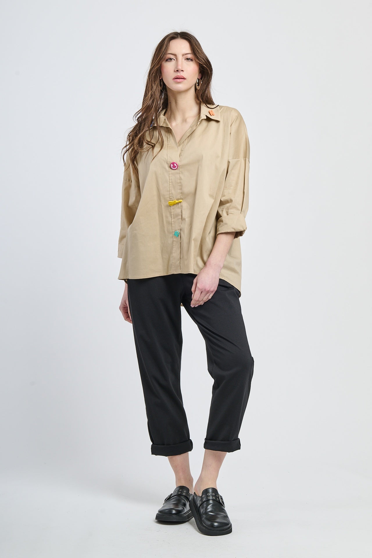 Camicia beige oversize con bottoni multicolori