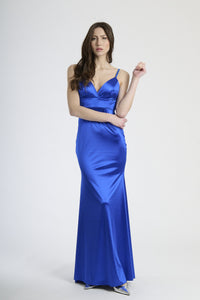 Donna con abito bluette in raso, serenità e eleganza rinfrescante.