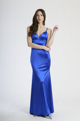 Donna con abito bluette in raso, serenità e eleganza rinfrescante.