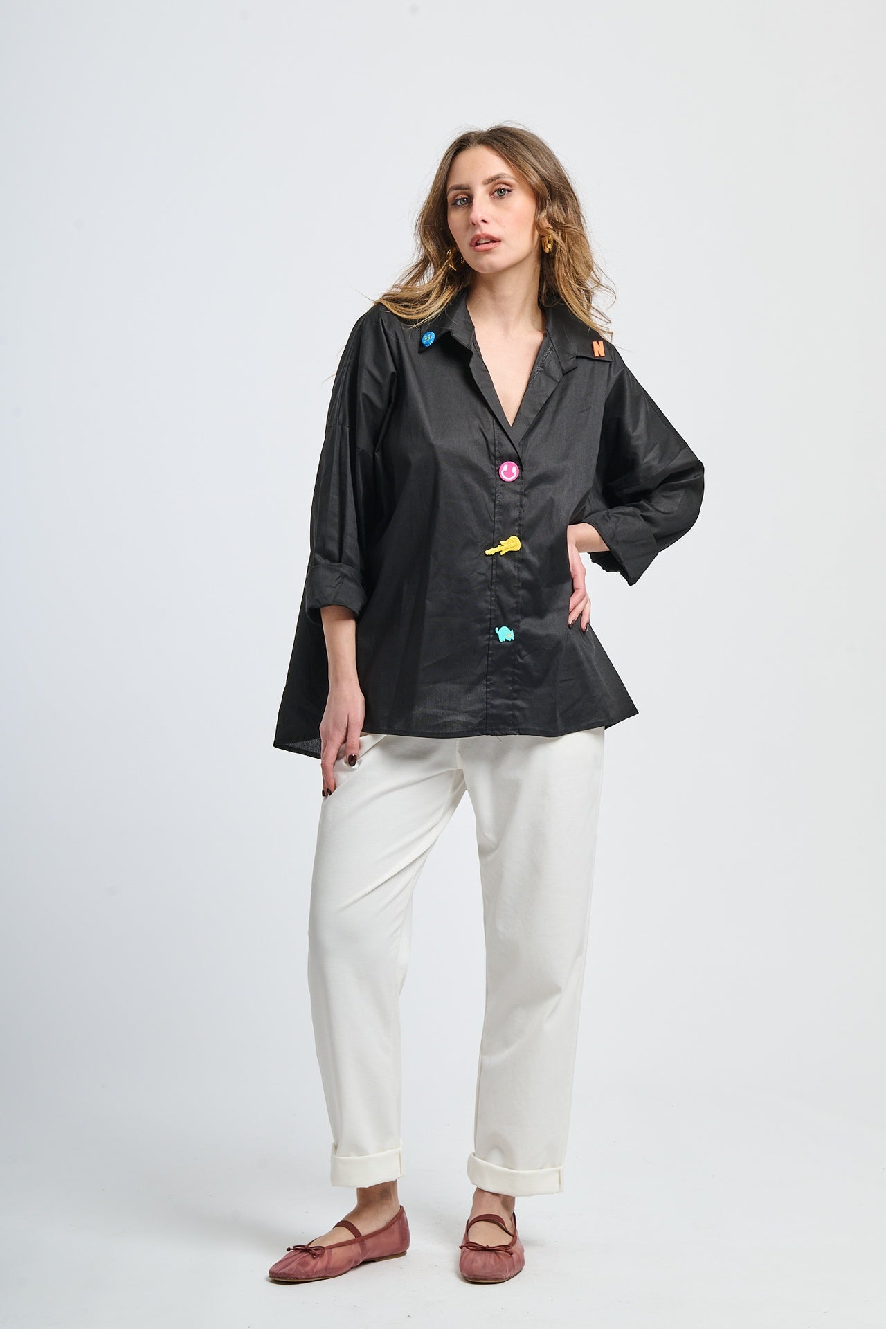 Camicia nera minimalista, maniche a 3/4 e bottoni accattivanti