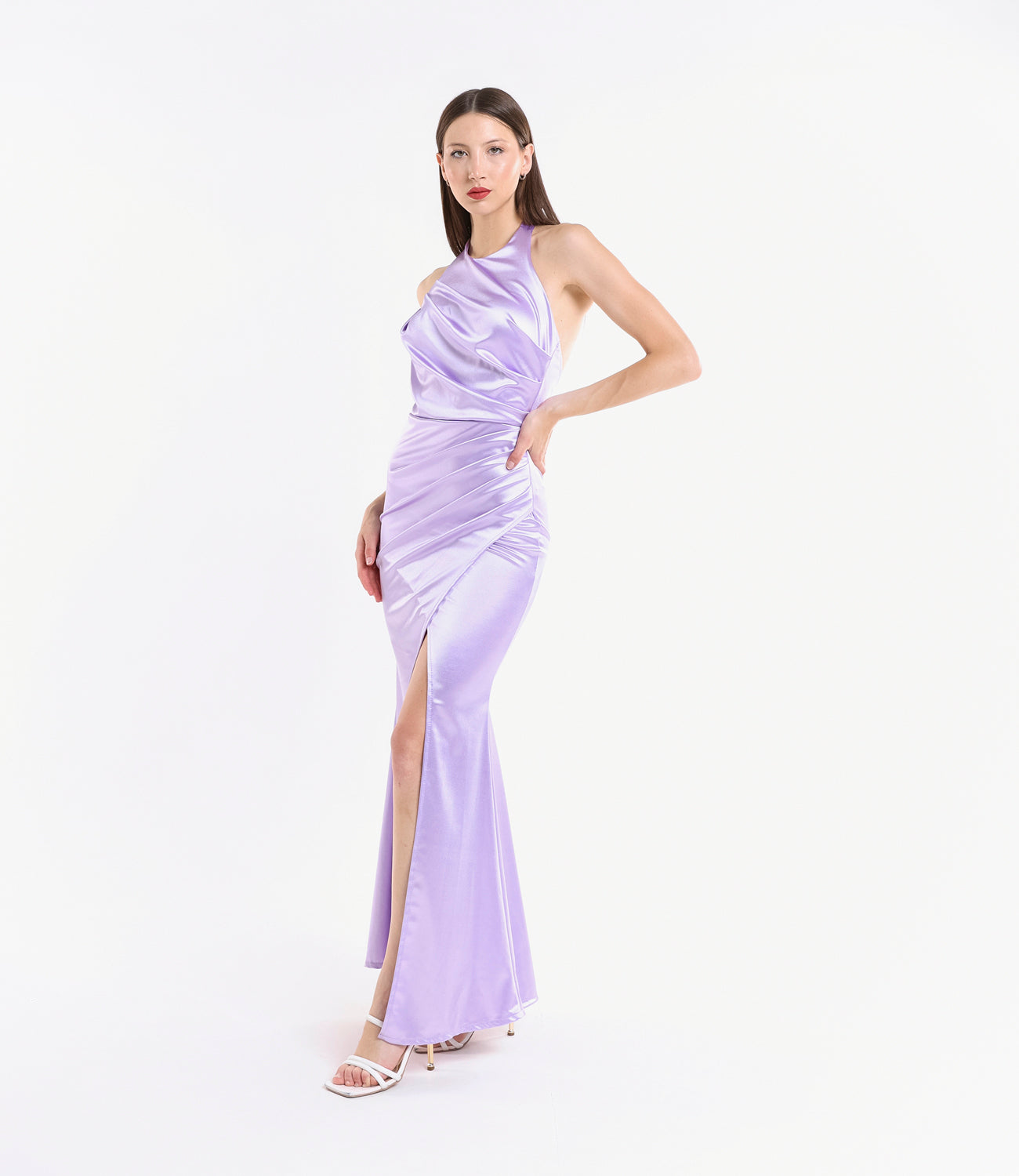 Abito lilla da sera con scollo a halter e fessura laterale