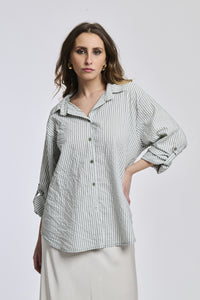 Camicia oversize militare a righe, colletto a V sfiorato, bottoni frontali e maniche arrotolate, idea per outfit casual.