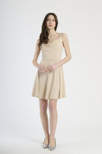 Abito corto con bretelle sottili, taglio a campana in colore beige