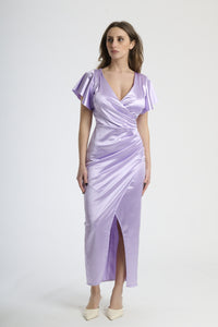 Donna con abito lilla in velluto, mistero romantico ed eleganza magica.