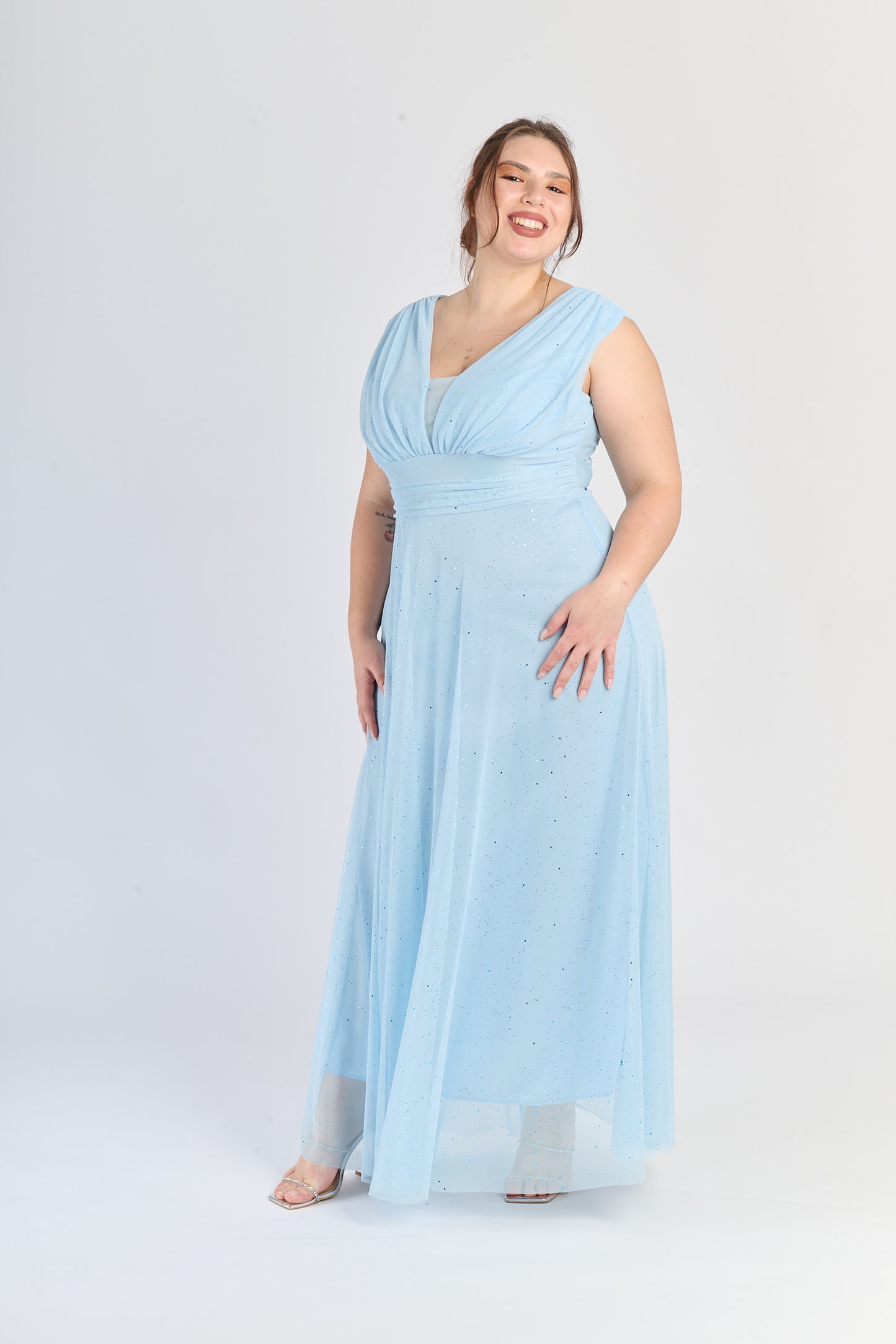 Vestito azzuro fluviale con fascia in vita, silhouette avvolgente, per un look chic.