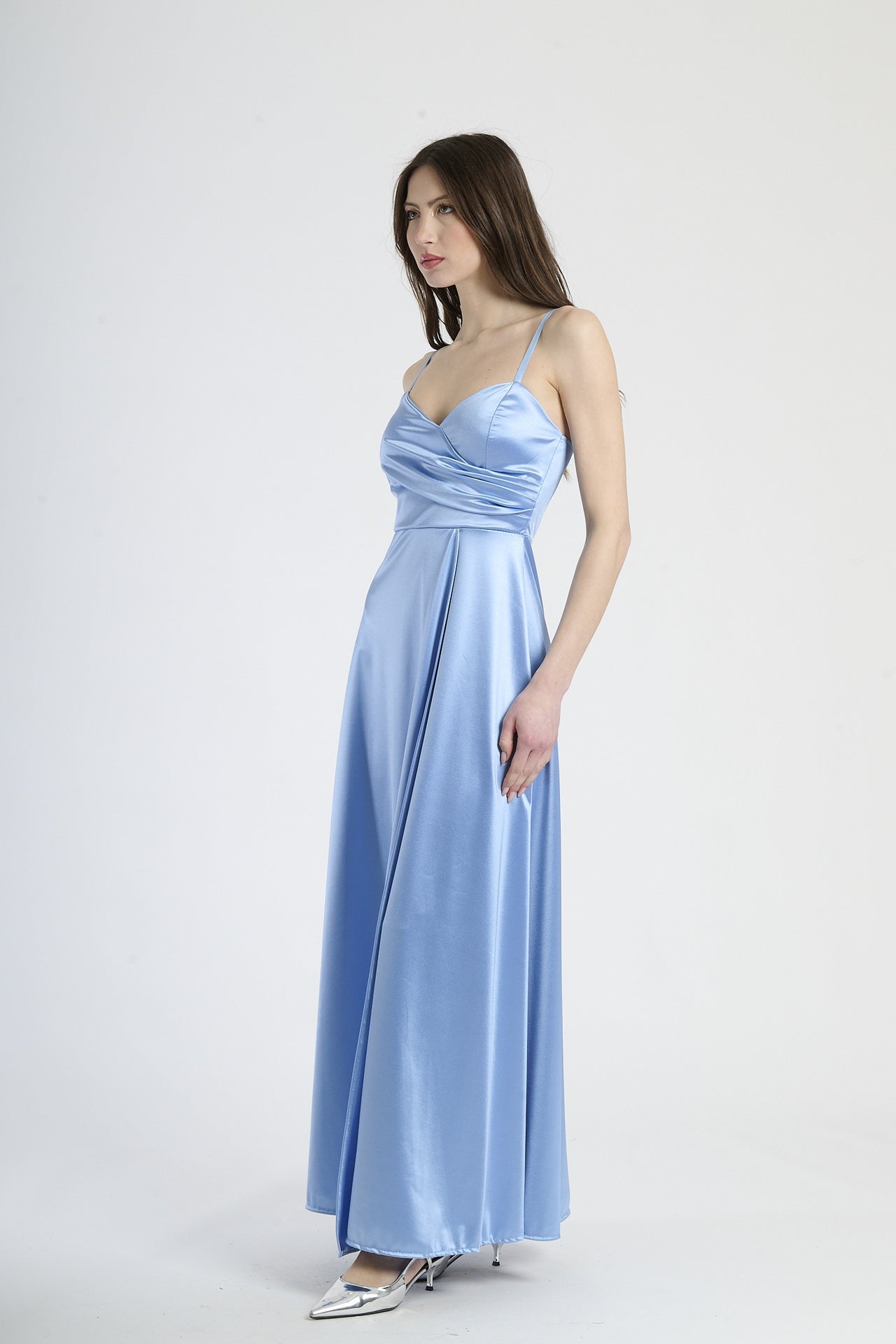 Abito da sera azzurro, tessuto lustrato con dettagli plissé e silhouette slim