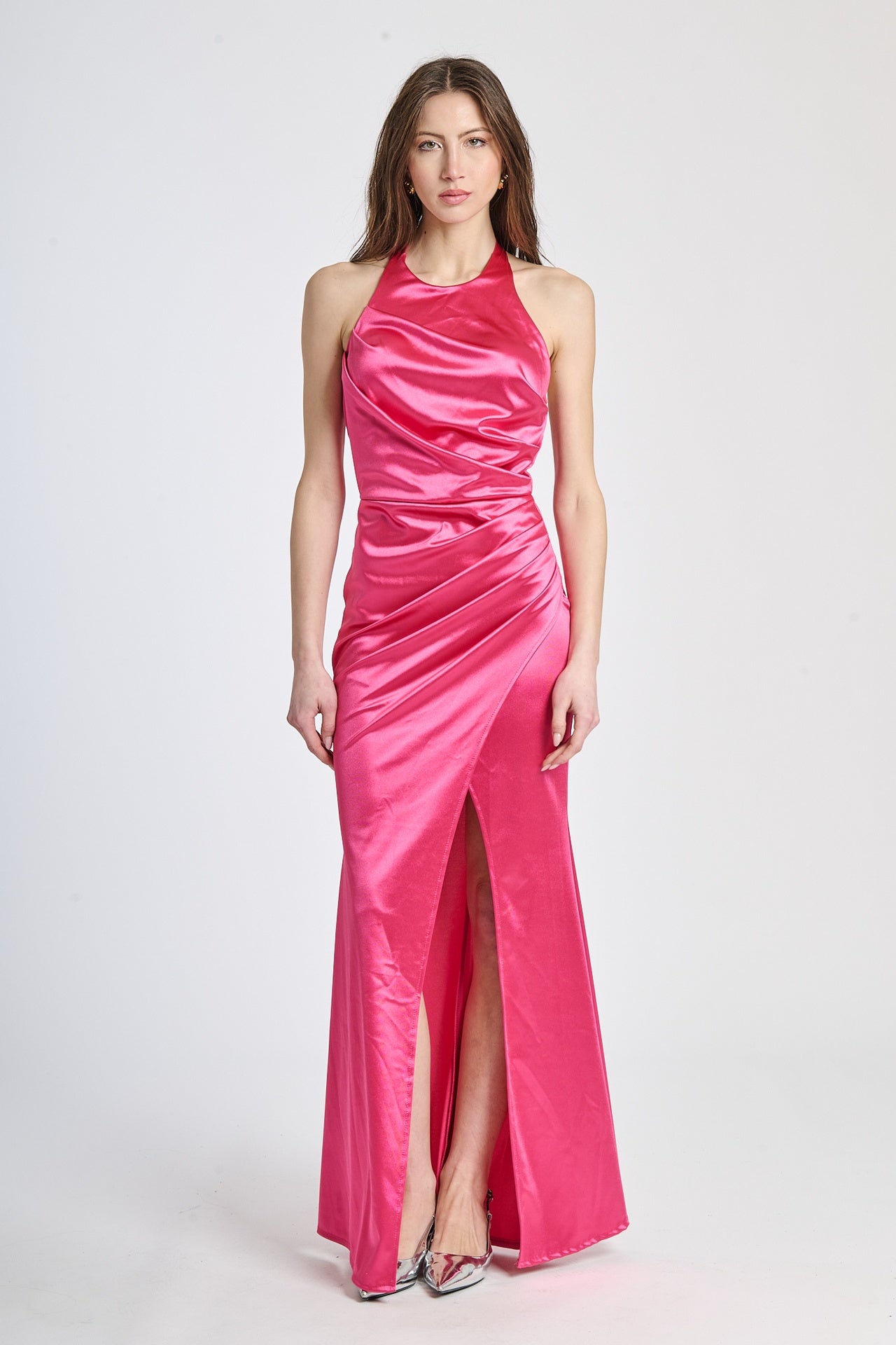 Abito lungo fuxia vivace, design avvolgente in raso lucido