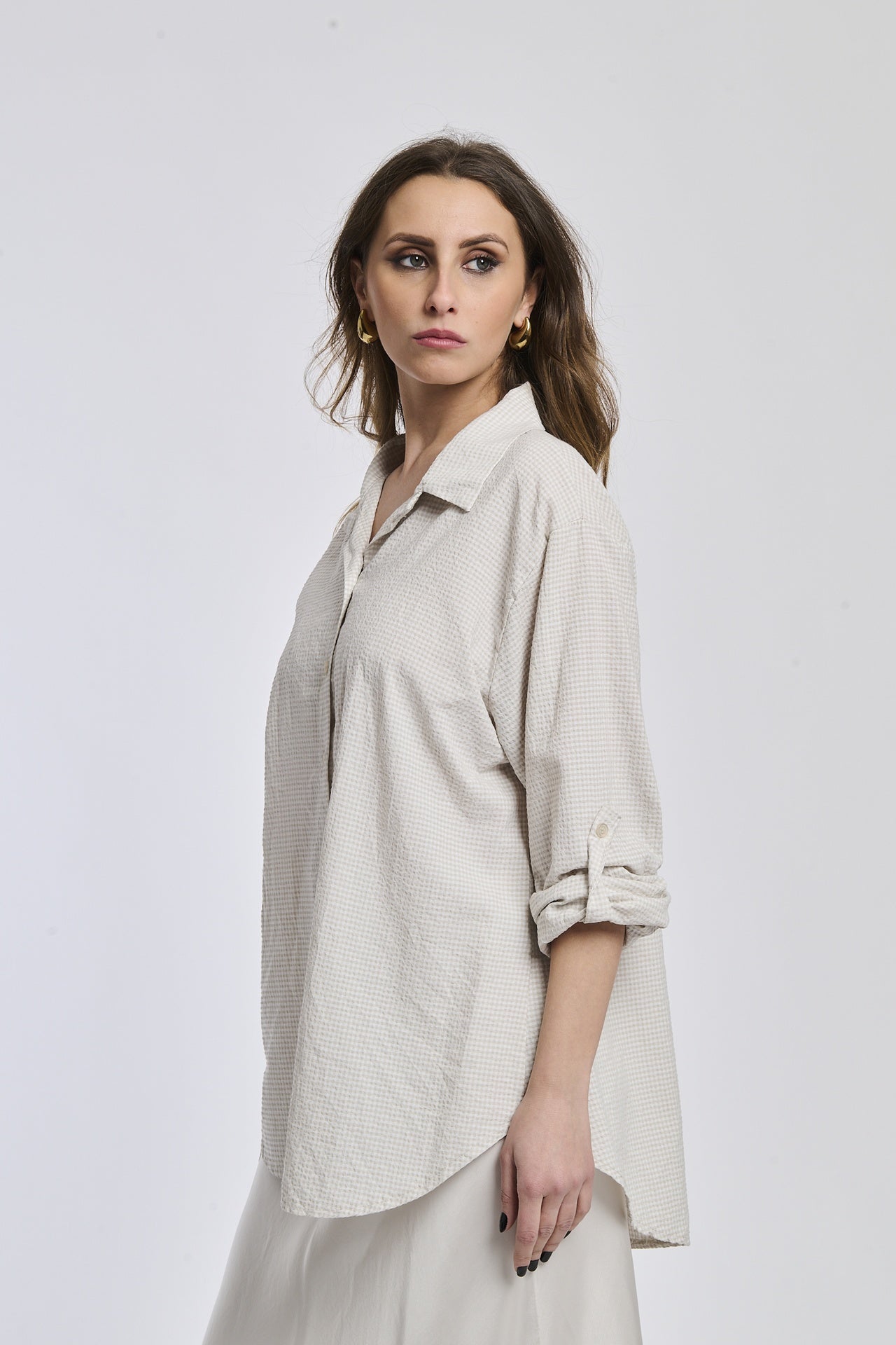 Camicia beige con collo a V, maniche 3/4, adatta per occasioni semplici.