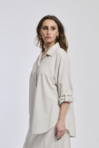 Camicia beige con collo a V, maniche 3/4, adatta per occasioni semplici.