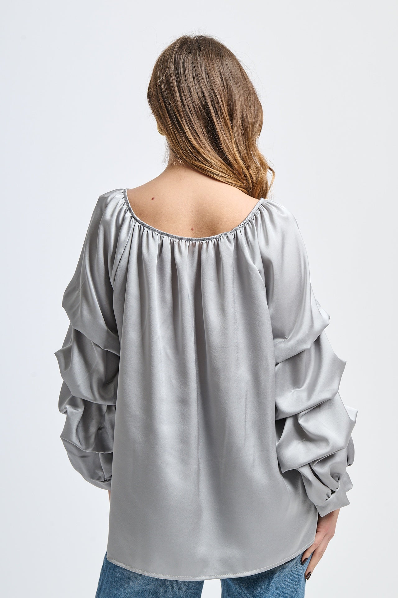 Top grigio con scollo a barca, maniche a balze, design fluido, per uso quotidiano