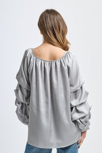 Top grigio con scollo a barca, maniche a balze, design fluido, per uso quotidiano