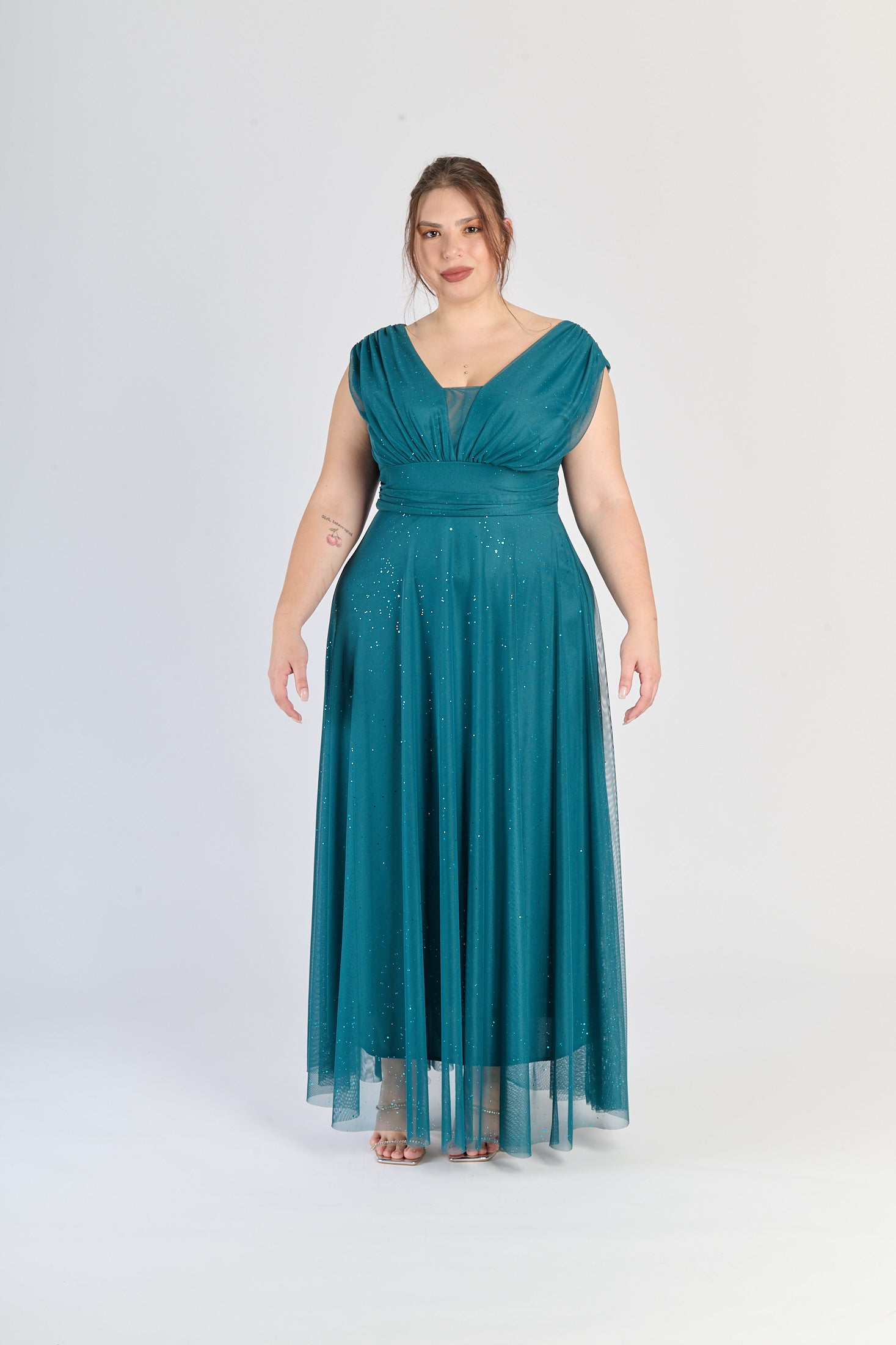  Abito ottanio da cerimonia, colletto a V e gonna fluviale, colore raro e accattivante.