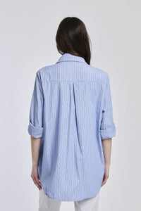 Camicia oversize a righe blu e bianche, colletto a camicia, maniche arrotolate, ideale per un look rilassato.