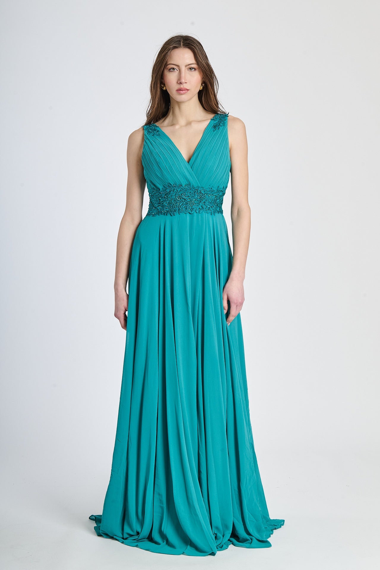 Abito da cerimonia verde acqua con scollo a V e decorazioni stilose