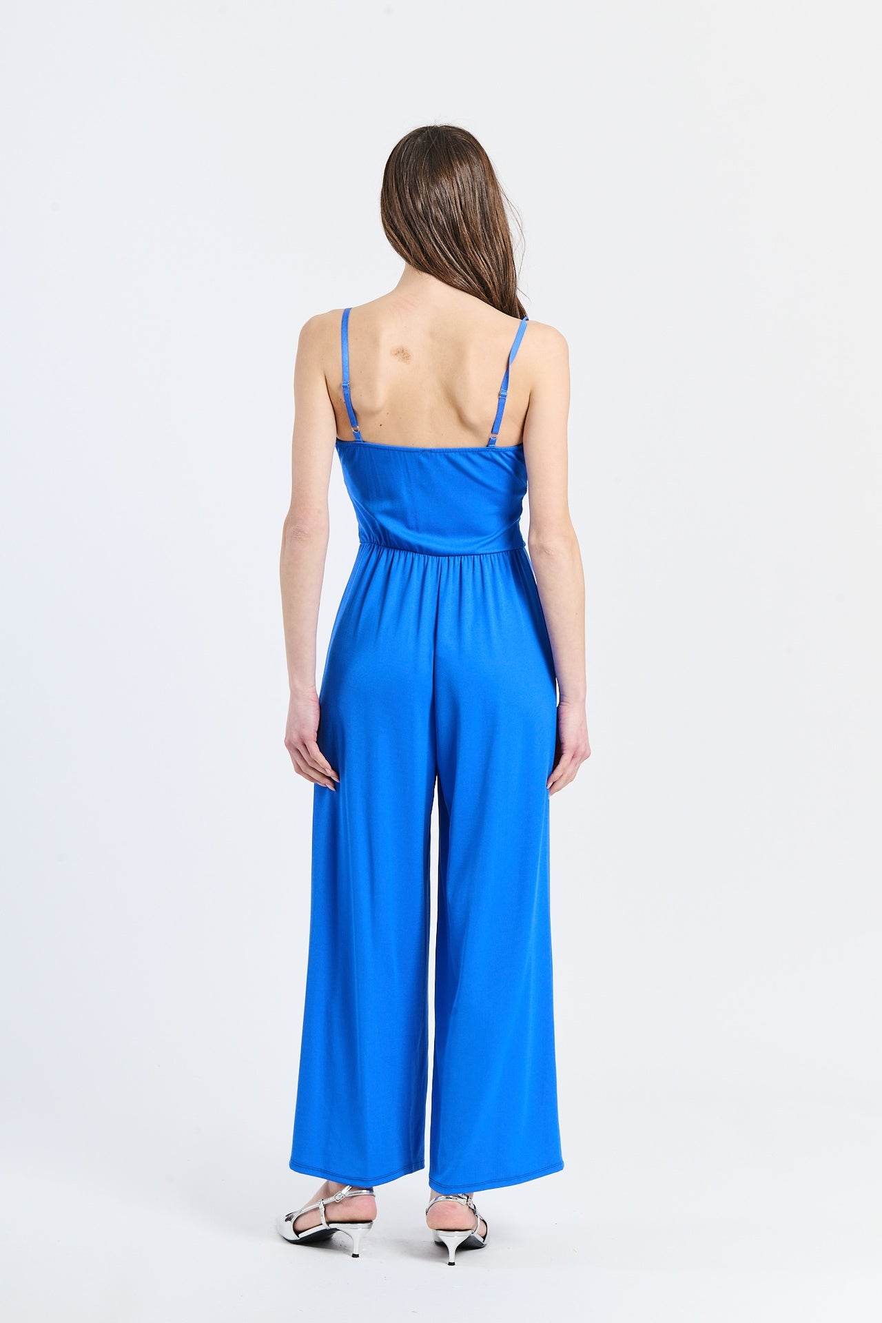 Tuta monopezzo bluette, colletto a V e sfumature rinfrescanti