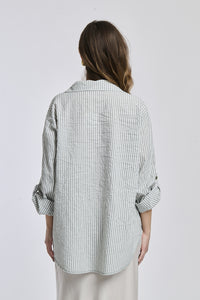 Camicia oversize a righe militari, colletto classico, bottoni e maniche arrotolate, stile outdoor.