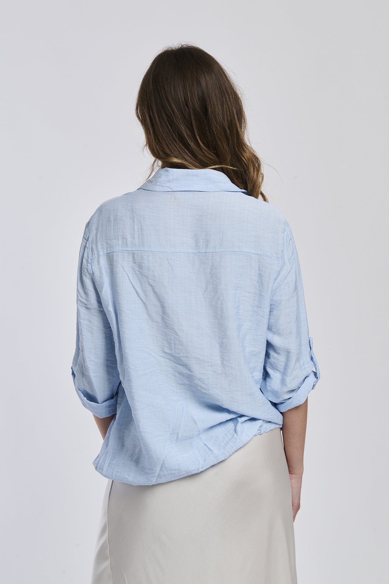 Camicia azzurra da donna con maniche a 3/4, che dona un’aria informale e chic.