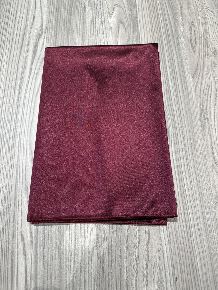 Titolo: Sciarpa "Lunara" – Eleganza satinata in tinta unita (solo lo scialle, non incluso l'abito)