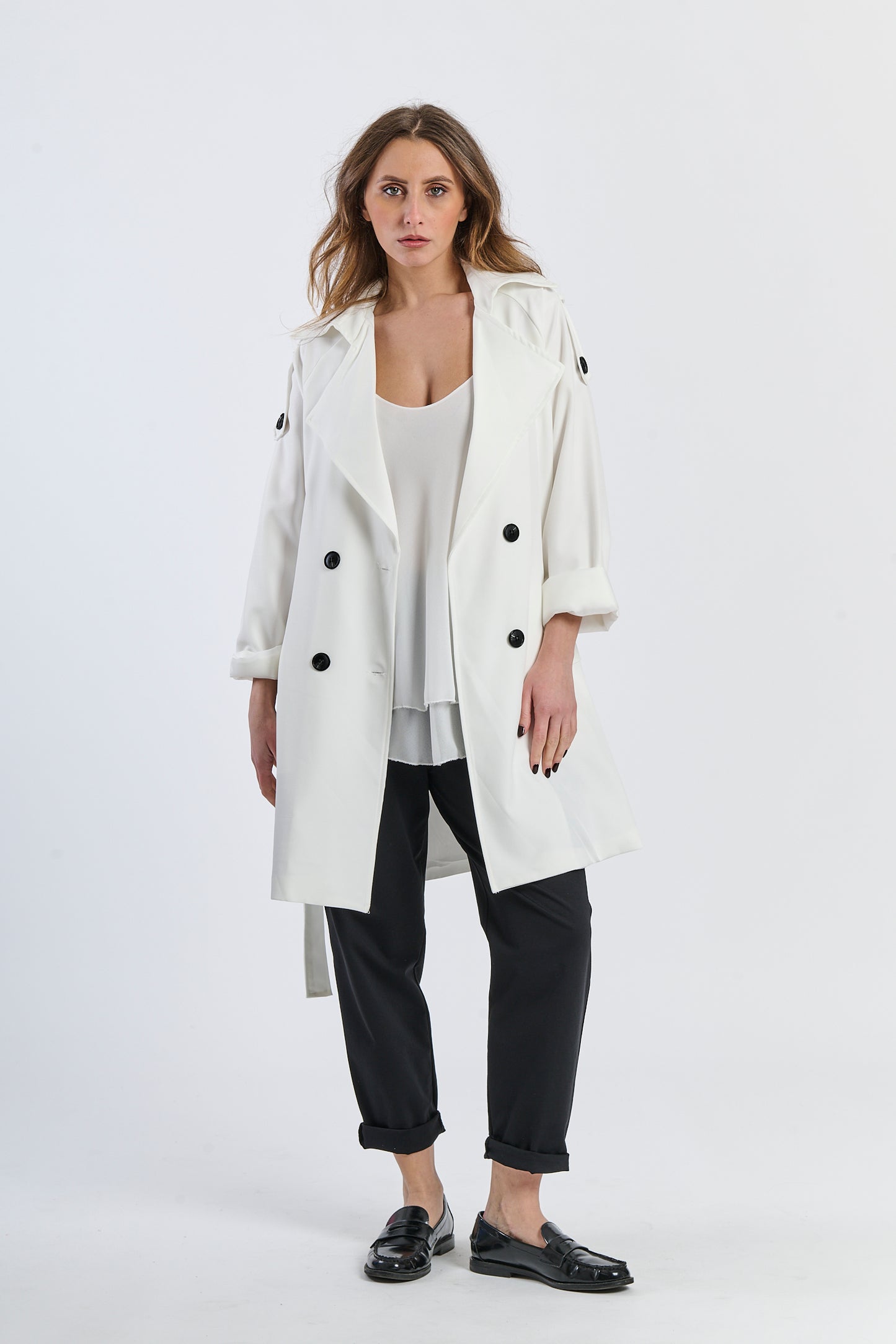Trench bianco a cappuccio, pratico e chic per giornate di pioggia.
