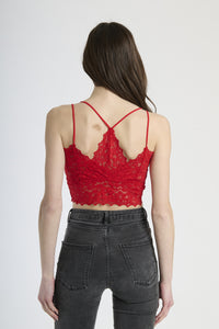 Top estivo rosso in pizzo, silhouette slim con scollatura a V