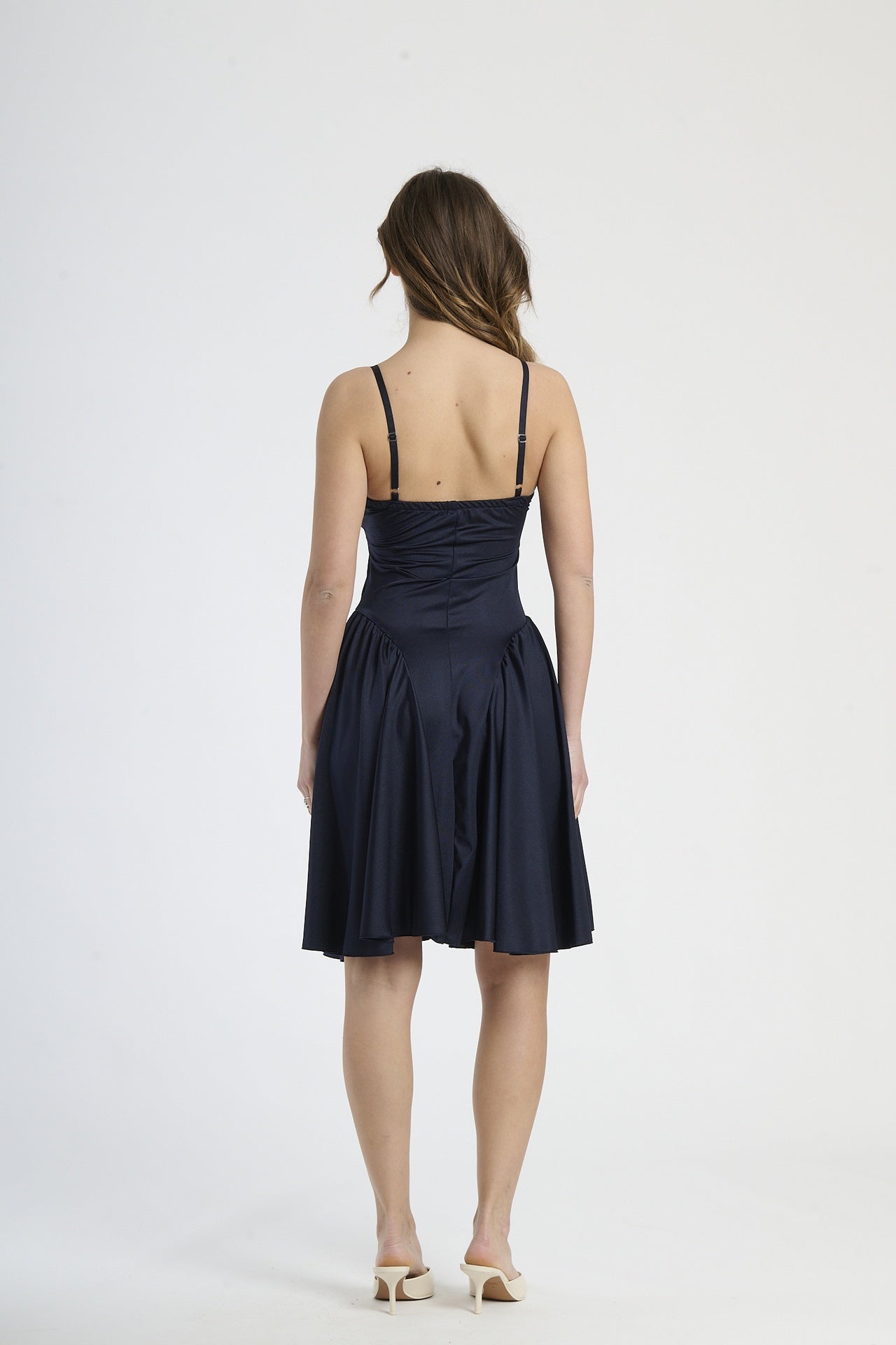 Modella indossa abito navy, stile preppy e sofisticato.