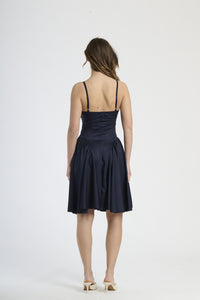 Modella indossa abito navy, stile preppy e sofisticato.