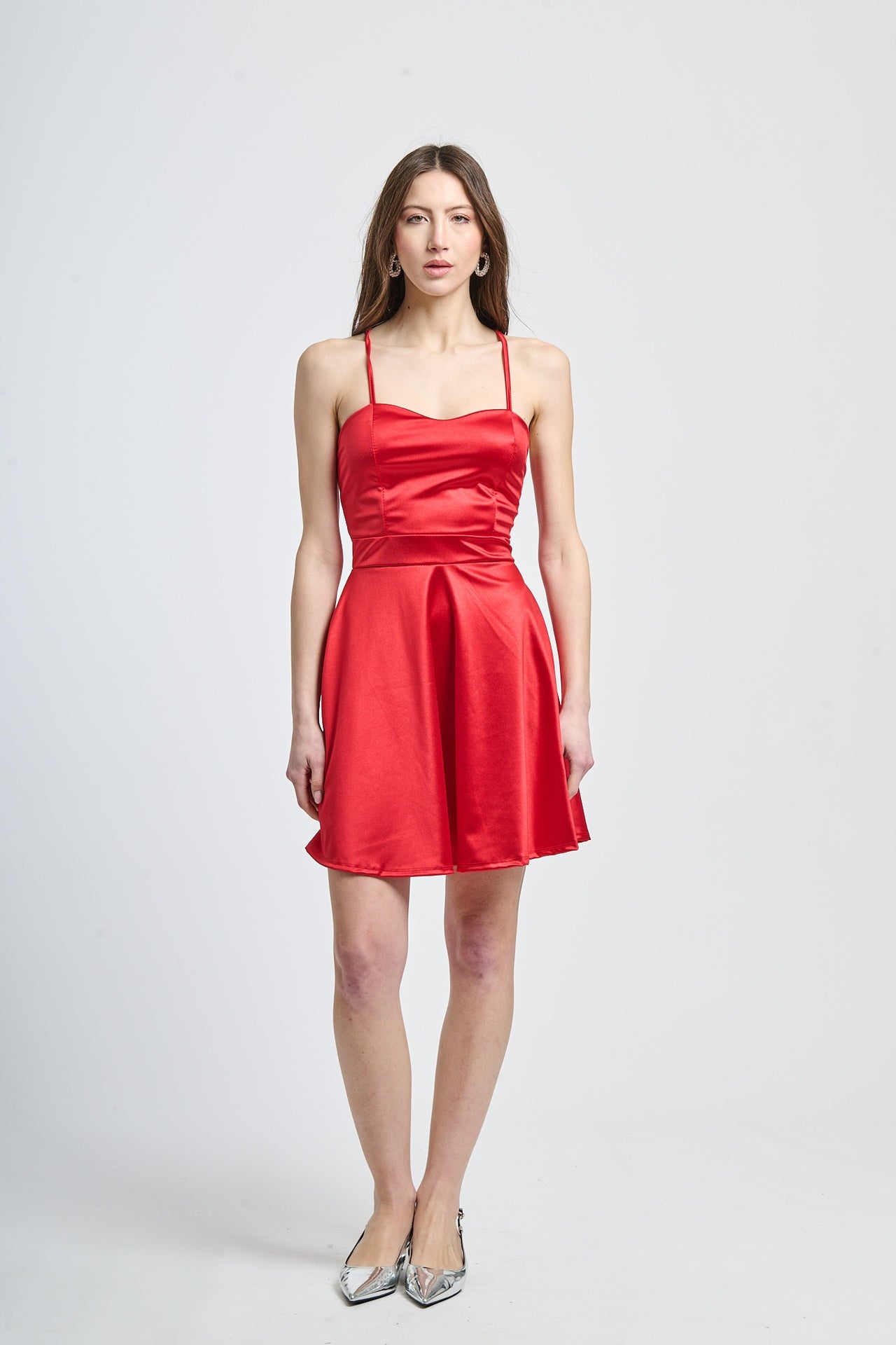 Abito rosso satinato, gonna a campana, eleganza vibrante