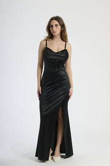 Vestito lungo in raso nero, spalline sottili e scollatura a cuore