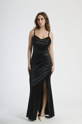 Vestito lungo in raso nero, spalline sottili e scollatura a cuore
