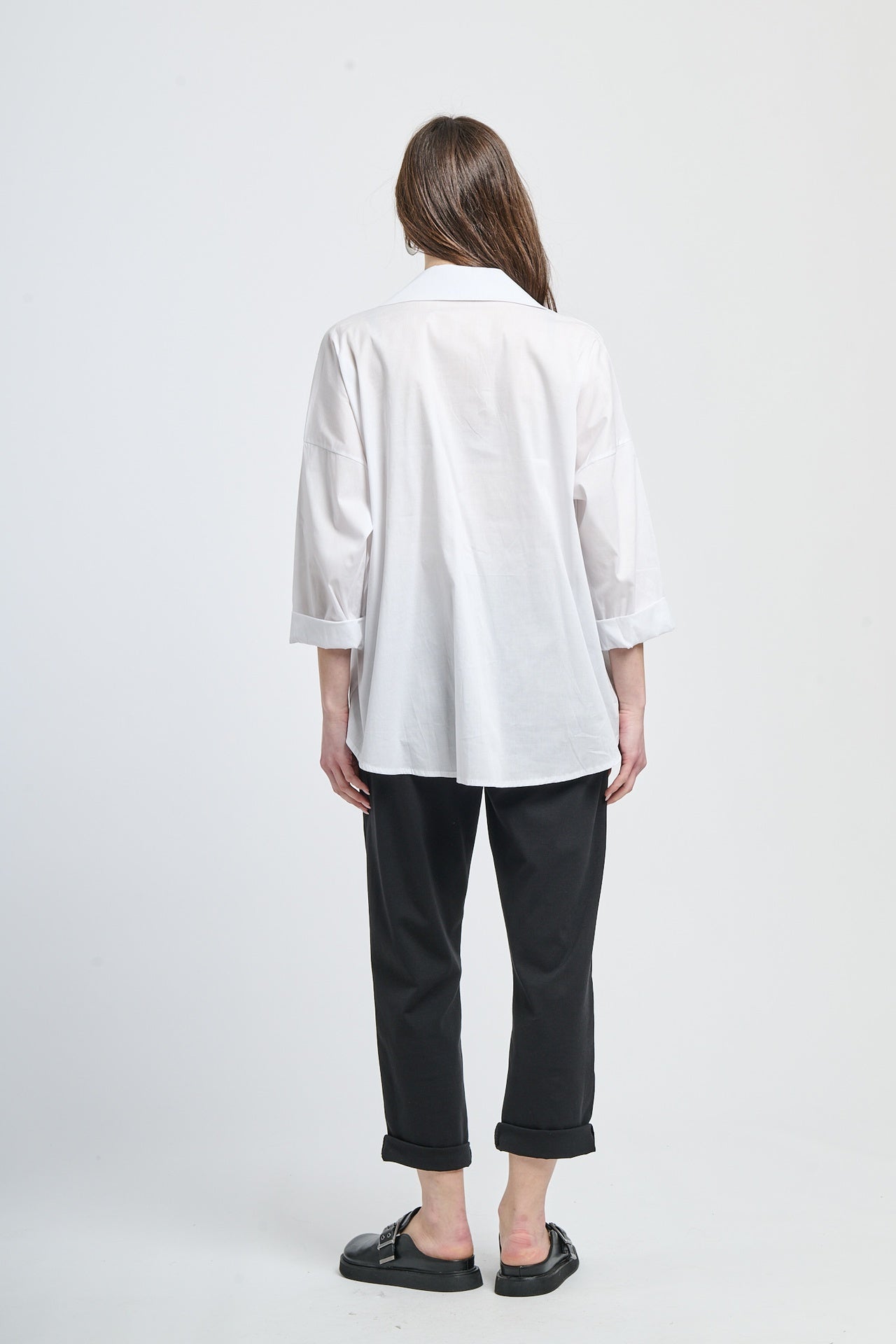 Camicia bianca con design semplice e bottoni accattivanti