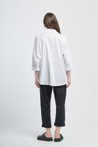 Camicia bianca con design semplice e bottoni accattivanti