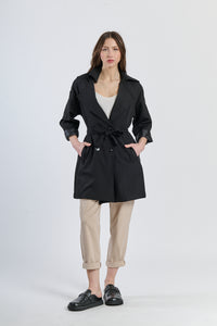 Trench nero iconico, taglio drritto per un look sempre alla moda.