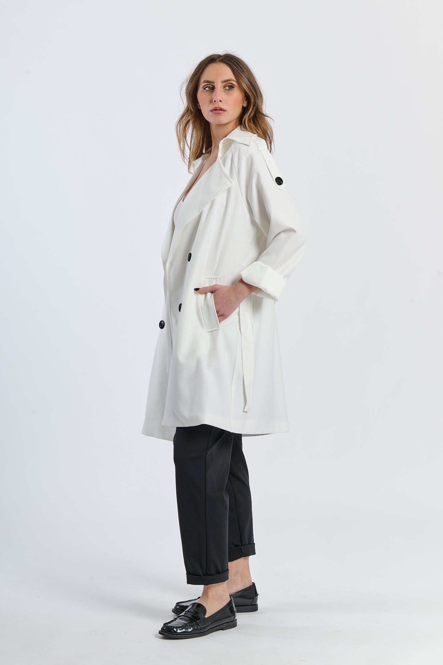 Trench bianco con bottoni dorati, accento di lusso per il guardaroba