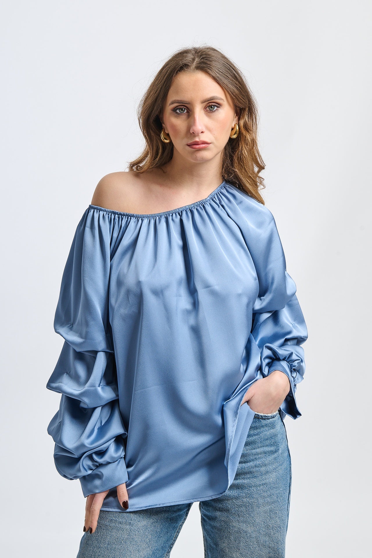 Outfit jeans: blusa oversize, dettagli ruffle, per tempo libero o attività all’aria aperta