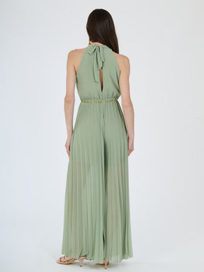 Tuta “Celestea” – Jumpsuit Plissé con Girocollo e Cintura a Catena