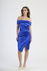 Donna con abito bluette a spalla nuda, serenità e eleganza rinfrescante.