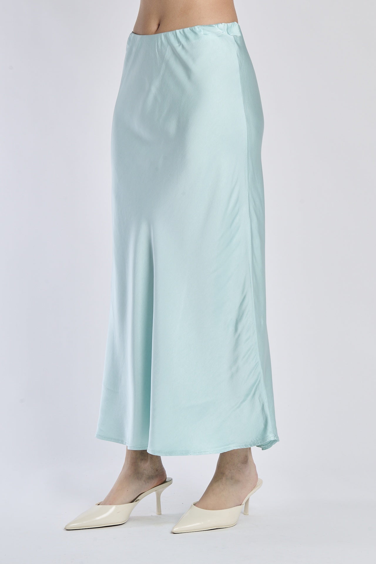 Gonna Tiffany in raso lucido, vista frontale con scarpe alti tacchi