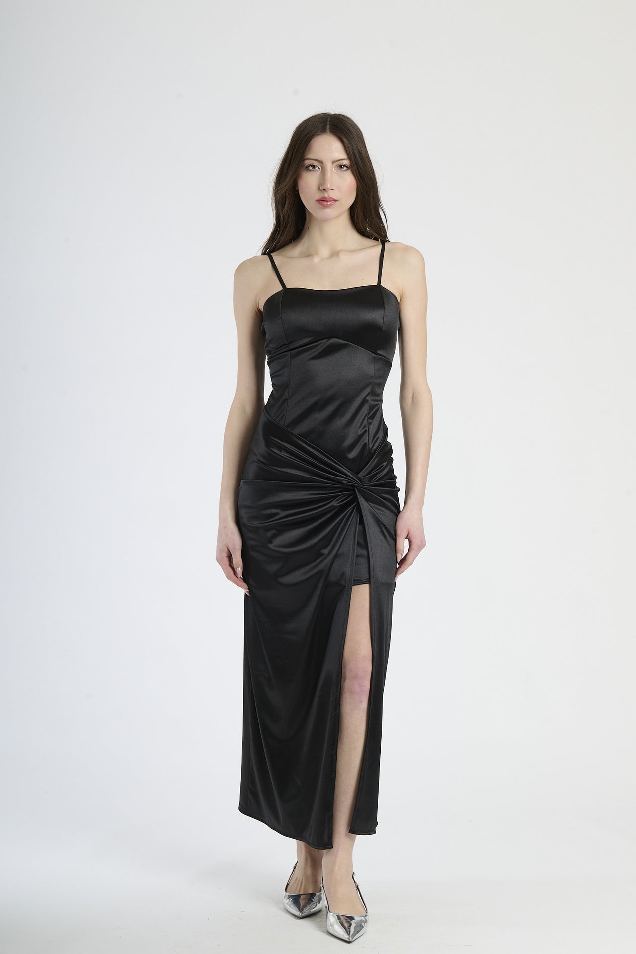 Abito da sera nero, modello senza spalline con colletto a fascia e spacco