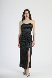 Abito da sera nero, modello senza spalline con colletto a fascia e spacco