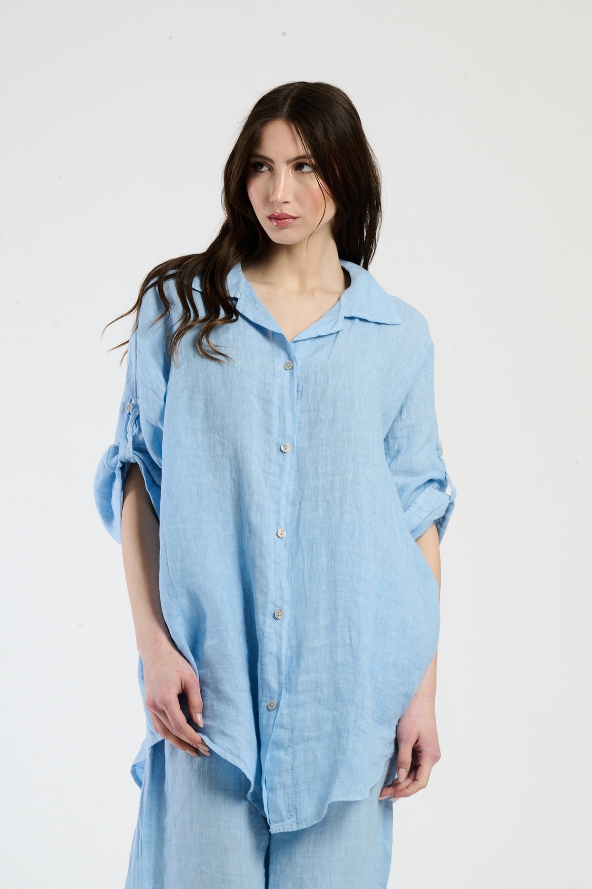 Camicia oversize azzurra in lino, stile casual e rinfrescante