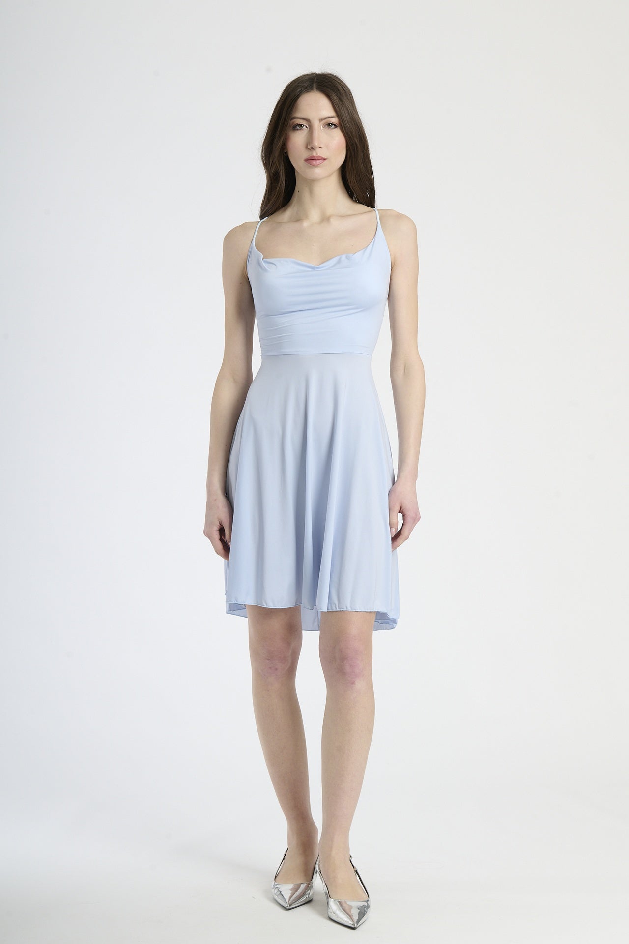 Moda femminile: abito azzuro corto, design con bretelle sottili e colletto avvolgente, perfetto per un look leggero.