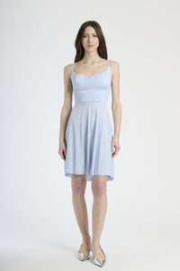 Moda femminile: abito azzuro corto, design con bretelle sottili e colletto avvolgente, perfetto per un look leggero.