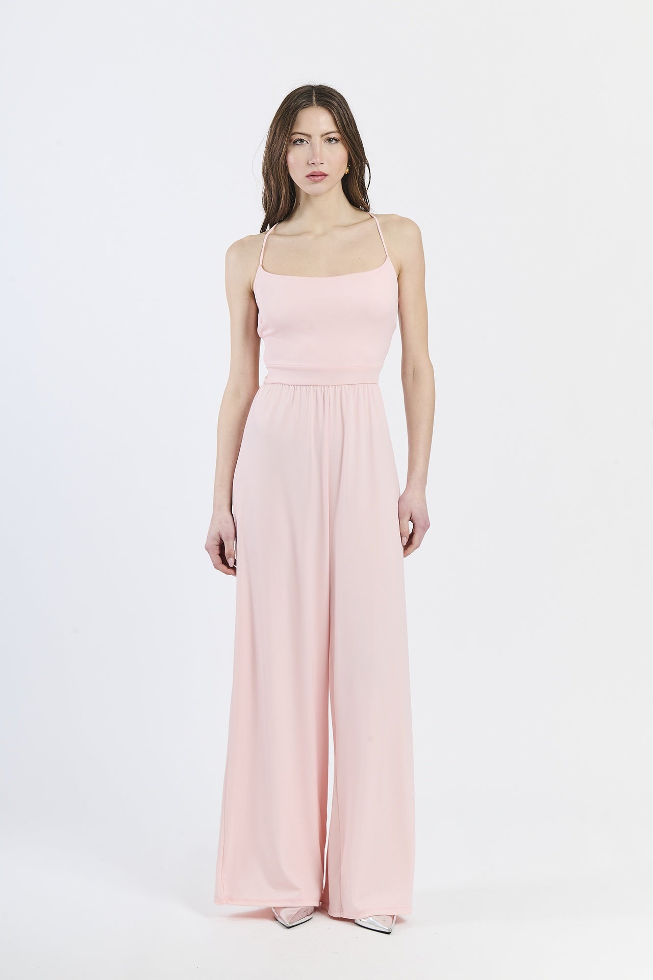 Outfit rosa: tuta intera, taglio fluido, per serate romantiche o usi quotidiani