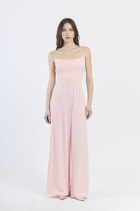 Outfit rosa: tuta intera, taglio fluido, per serate romantiche o usi quotidiani